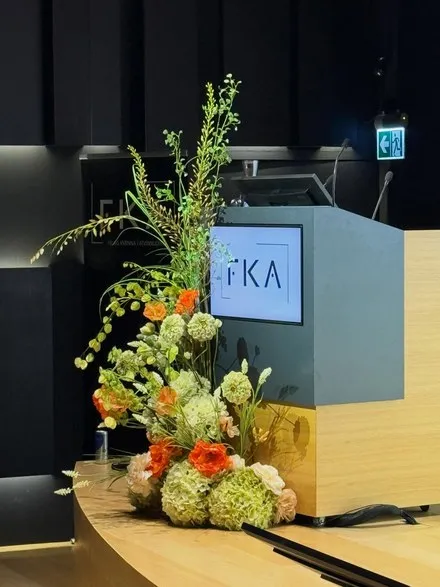 Blómaskreyting við ræðupúlt á viðburði Félags kvenna í atvinnulífinu